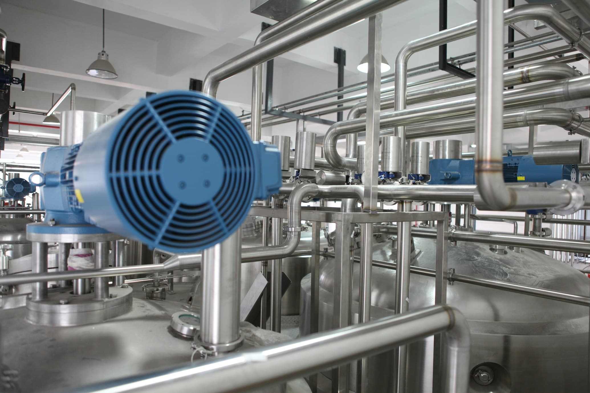 Managing Compressor Heat & High-Ambient Factory Environments: A Thermal Engineering Guide